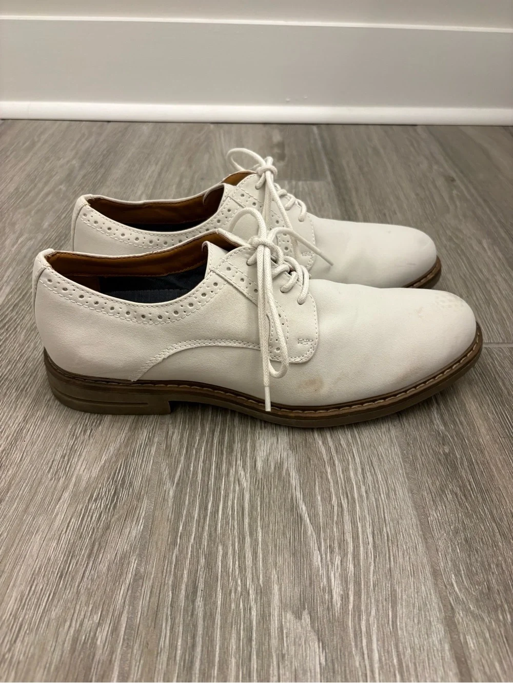 Izod White Leather Men’s Derby Shoes with Brown Soles